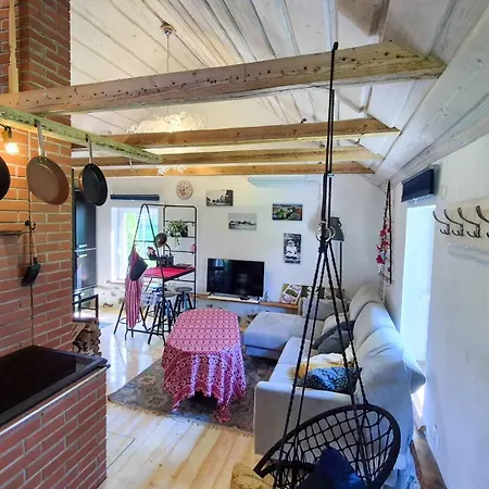 Сasa de vacaciones Cozy, Private Country Home With A Garden And Sauna